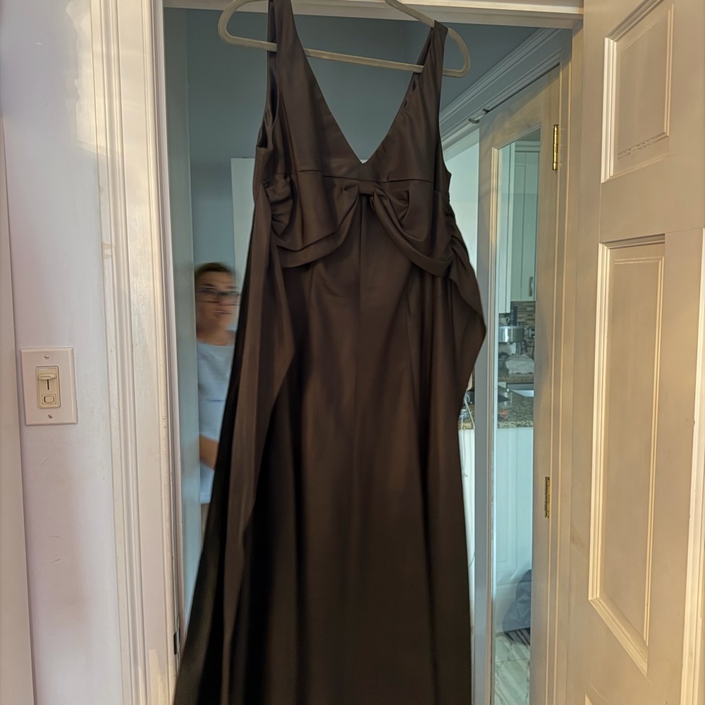 Classic Black V-Neck Evening Dress with Bow Detail